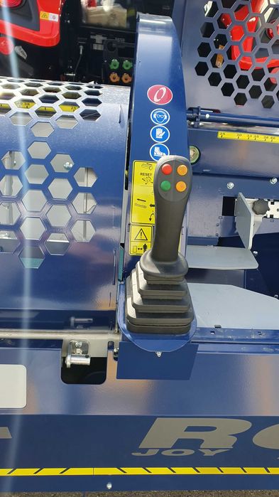 Piło-Łuparka Tajfun RCA 400 - W opcji Stół podawczy, Odciąg trocin