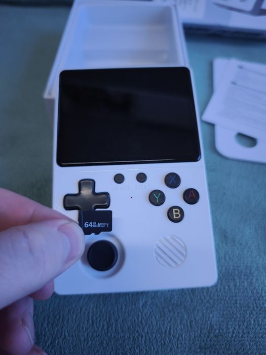 consola de jogos portátil GB350 branca com ecrã IPS de 3,5 polegadas.