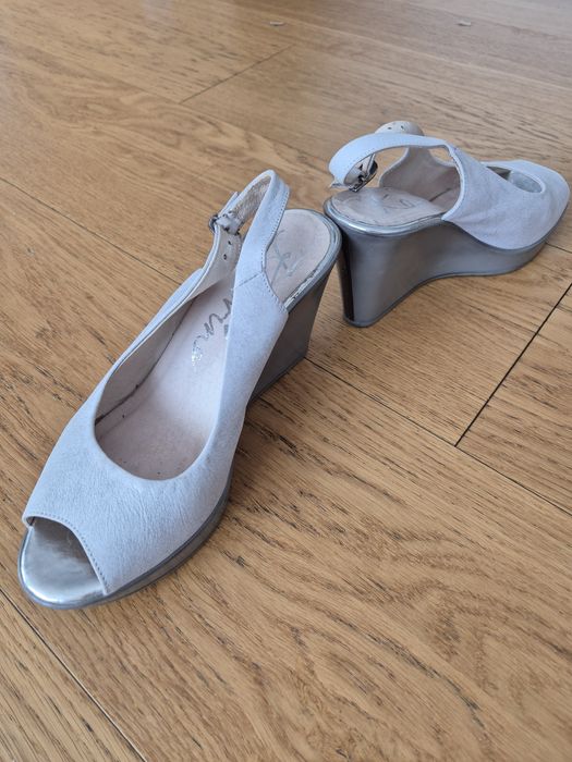 Buty na koturnie Karino 37
