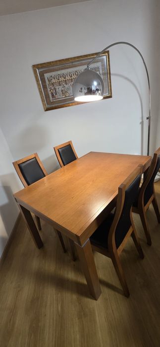Conjunto de mesa de jantar e cadeiras