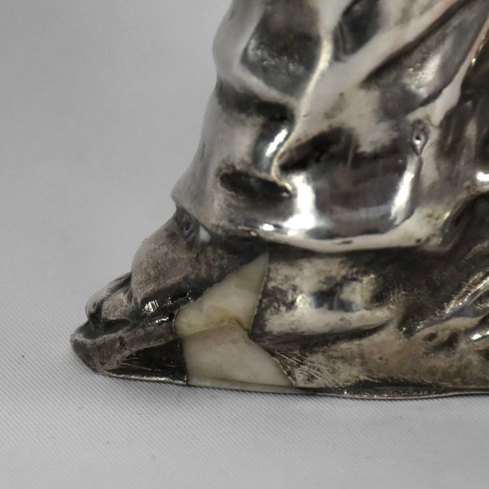 Grupo escultórico de mãe Mexicana e filhos em folha de prata