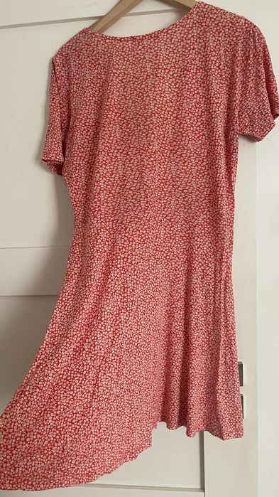 czerwona letnia sukienka w drobne kwiatki Pull&Bear rozmiar M