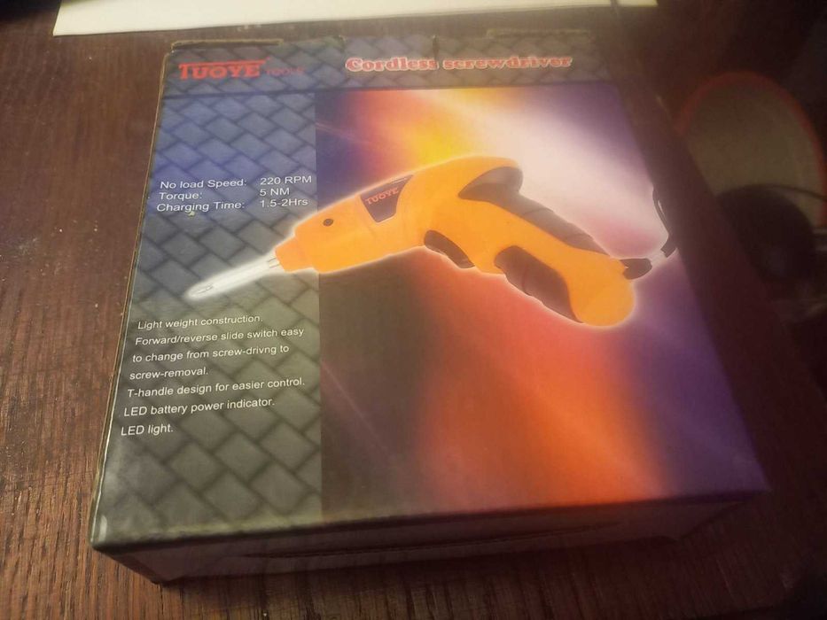 шуруповерт на аккумуляторі. новий