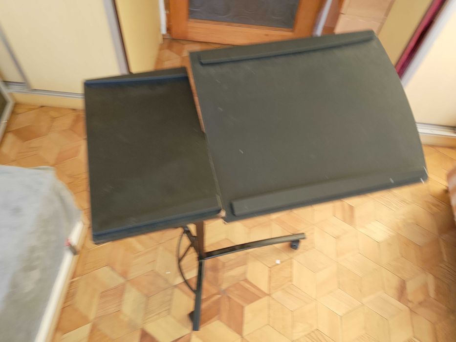 2 stoliki do pracy z laptopem , lub do czytania  partytury