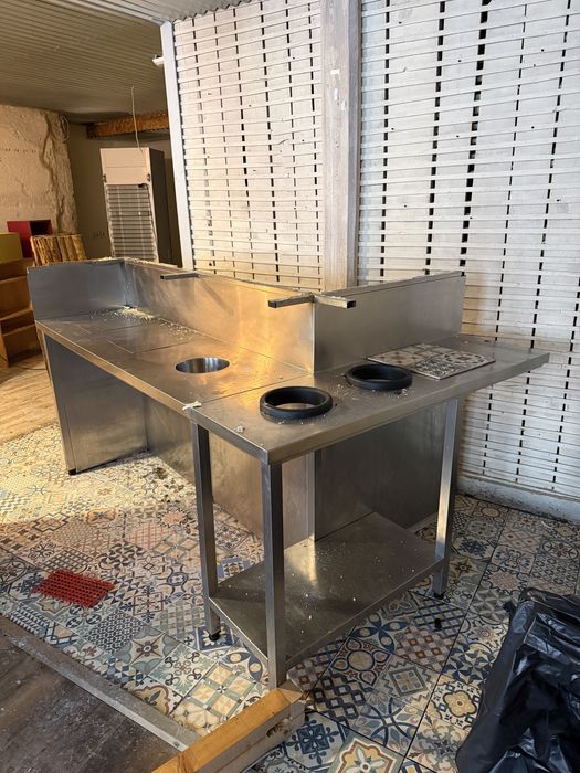 Balcao em inox em L com 3 golas para lixo e pedras de marmore