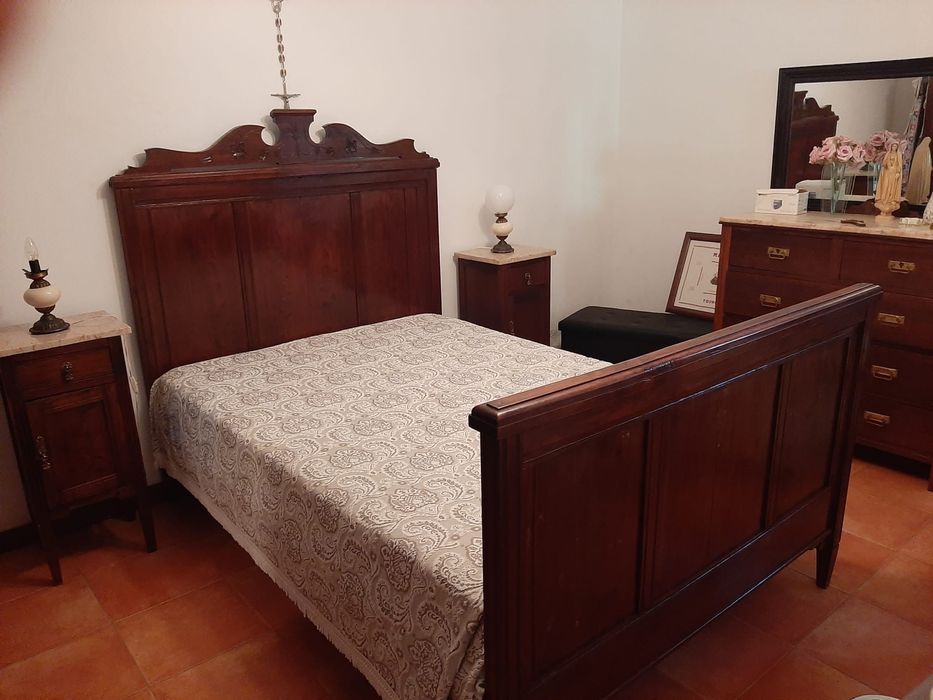 Cama + mesinhas + cômoda antigos