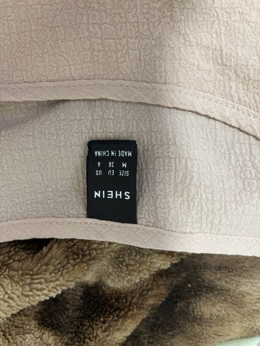 Літній костюм з легкої тканини.