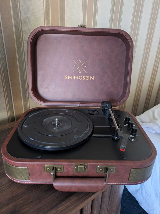 Gira-discos portátil Swingson On Stage BT – mala vintage castanha