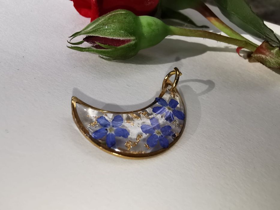 Księżyc z niezapominajkami księżyc stalowy wisiorek