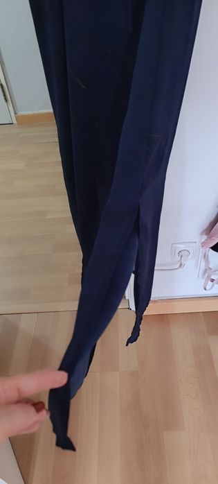 Vestido comprido azul escuro com desenhos dourados, usado
