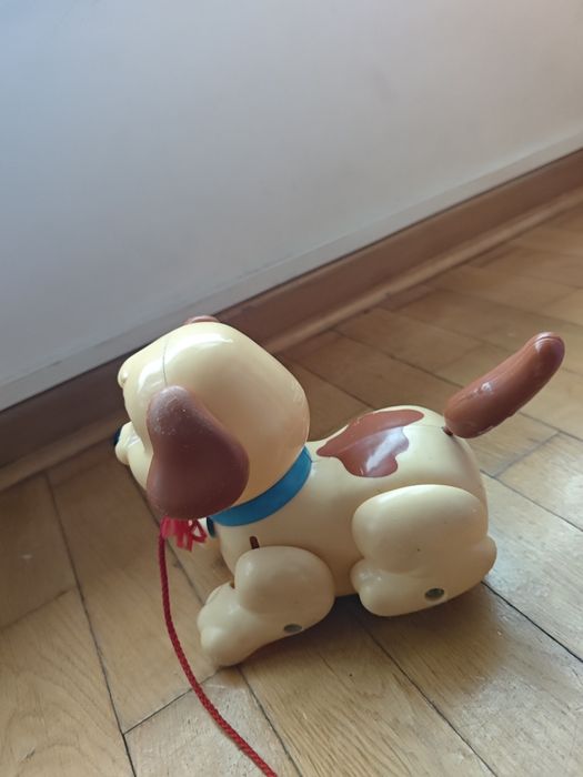 Zabawkowy pies na smyczy