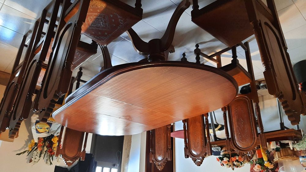 Conjunto mesa com 8 cadeiras medievais