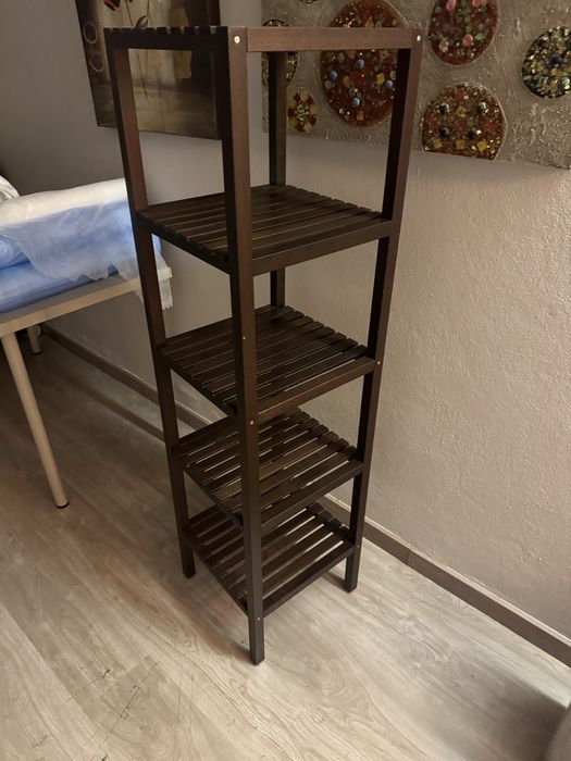 Prateleira em tons castanho escuro