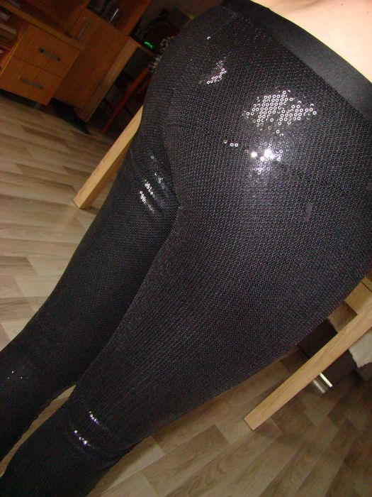 Bik Bok rozmiar S imprezowe legginsy damskie z cekinami czarne efekt woow