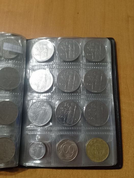 Альбом з різними монетами