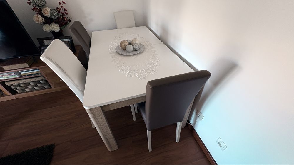 Mesa de jantar extensível + 4 cadeiras