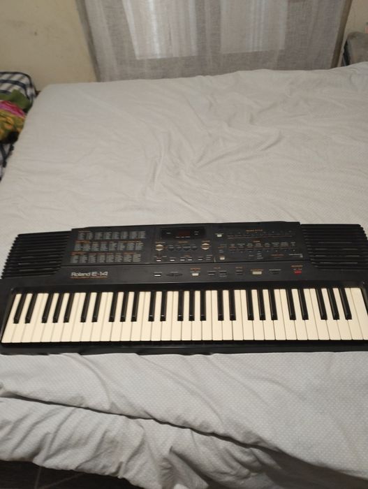 Roland E-14 equipamento muito bom aceito negociação.