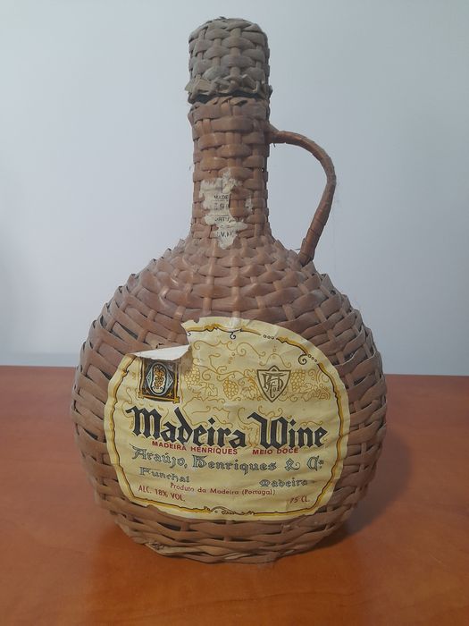 Straw-lined demijohn438965183815372803