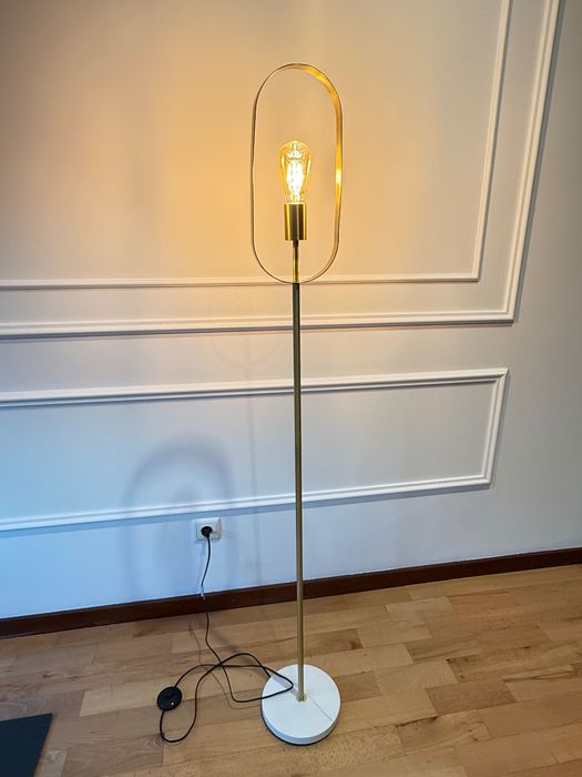 Candeeiro de pé alto dourado