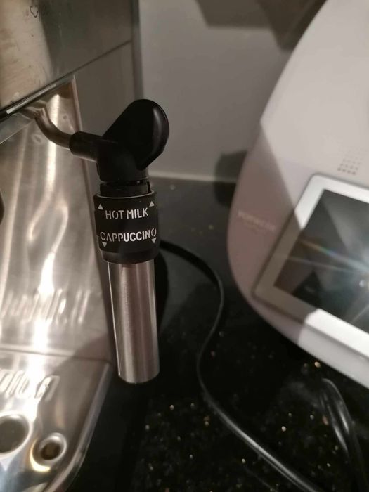 Expres ciśnieniowy  kolbowy do kawy De Longhi