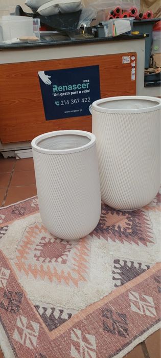 Cestos e jarras de decoração
