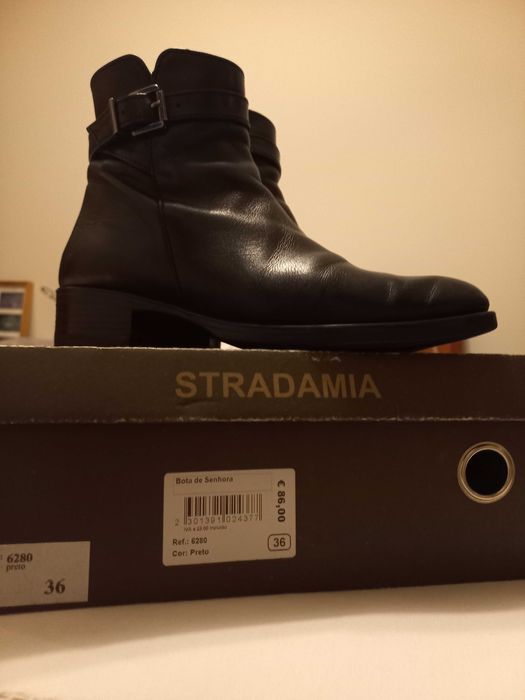 Botins pretos em pele