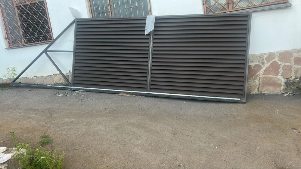 Монтаж парканів огорож