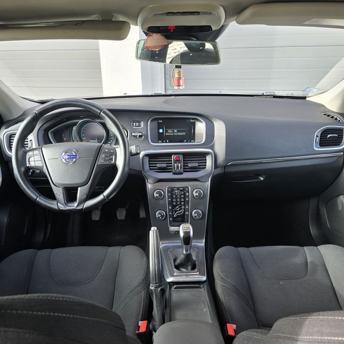 VOLVO V40 D2 - Versatilidade e Elegância Premium