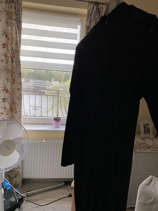 Sukienka czarna przypasowana