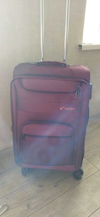 Дорожня середня валіза Чемодан Three Birds M на 4 колесах фіолетовий