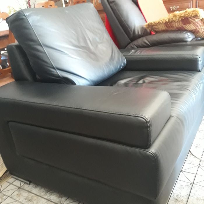 Sofá preto individual em pele em bom estado