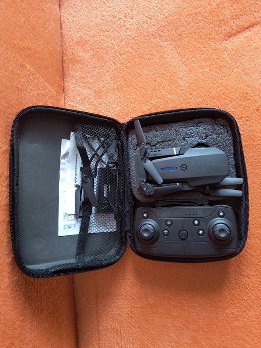Dron z kamerą kontroler akumulator zapasowe śmigła etui