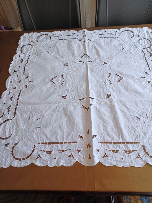 Toalha de mesa bordada à mão NOVA