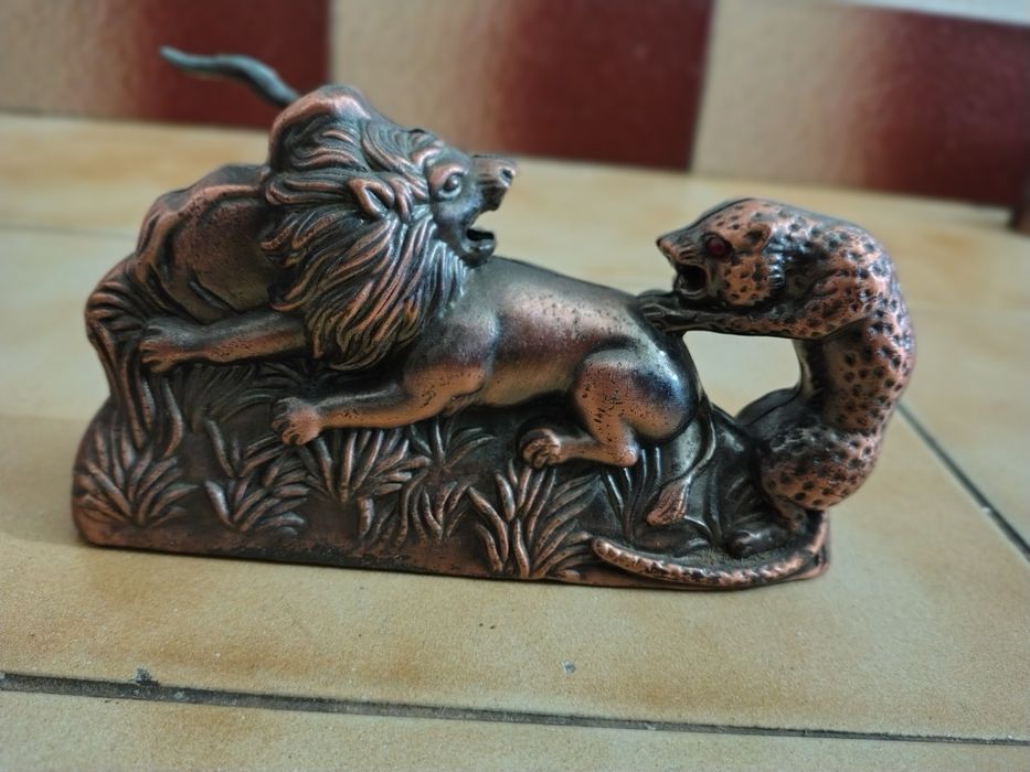Vendo: isqueiros de mesa ( 1€)