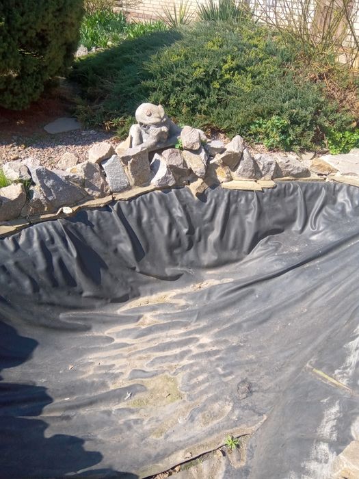 Продам скульптуру садовую и большой голыш