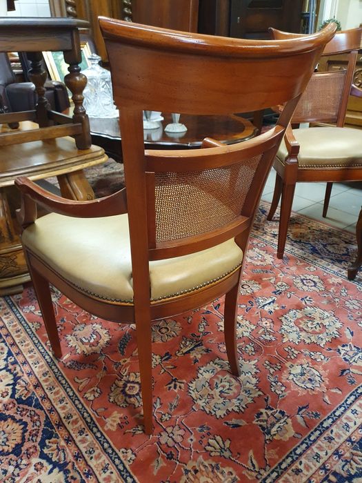 Cztery krzesła z podłokietnikami