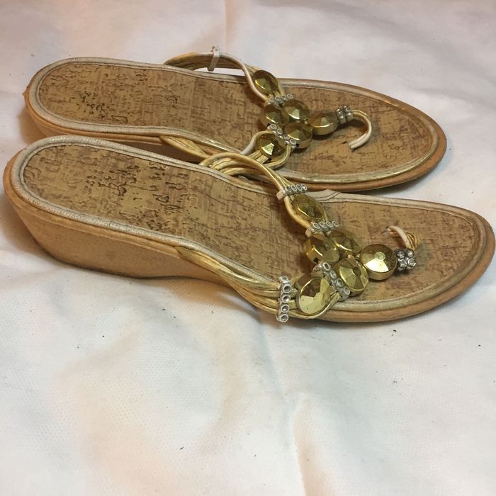 Chinelos de dedo com altura