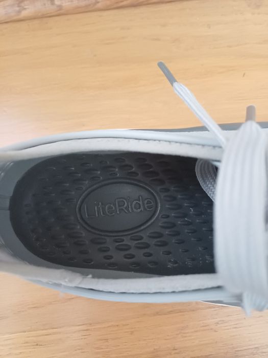 Lekkie wygodne męskie  buty sneakersy CROCS r.42. Stan bardzo dobry.