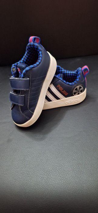Ténis Adidas tamanho 21