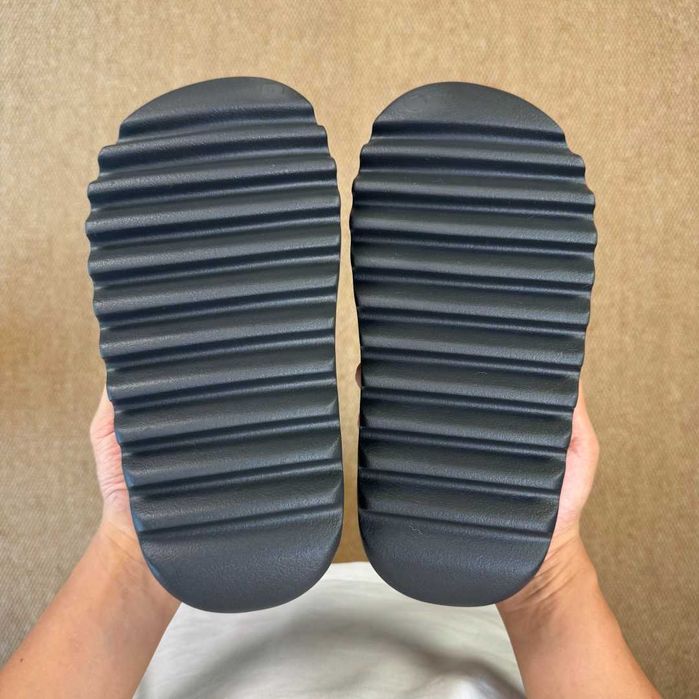 Czarne kapcie Adidas Yeezy 43