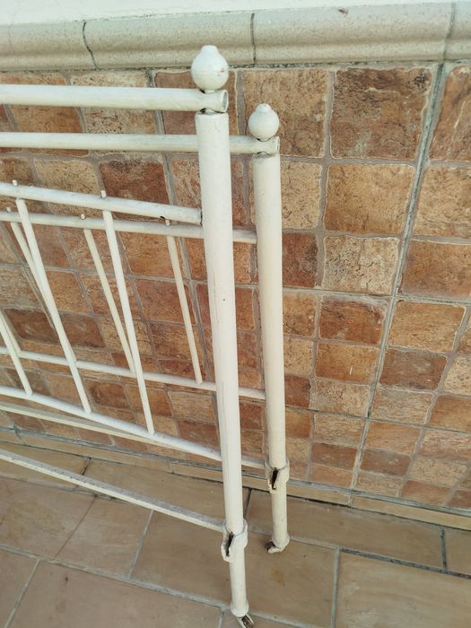 Cama de ferro antiga