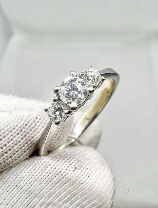 Золота каблучка 750 проби з натуральними діамантами 0.33 карат.