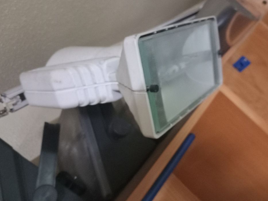 Calha em alumínio com 3 progetores grandes .