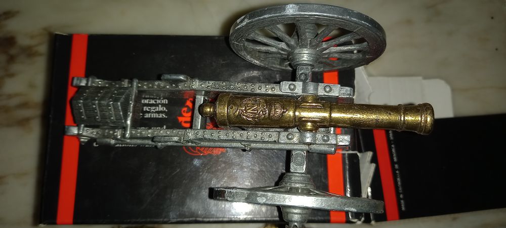Réplica de canhão e punhal miniatura
