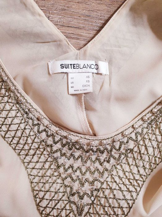 Vestido cru e dourado da marca Suite Blanco