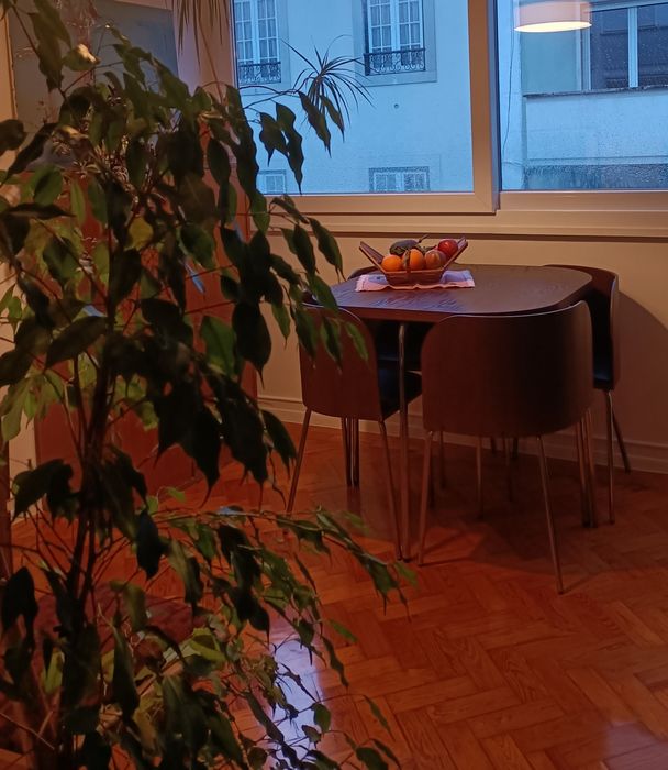 Mesa e cadeiras design nórdico