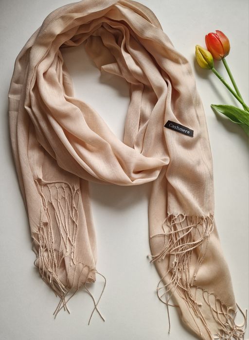 Beżowy szalik Cashmere, elegancki, klasyczny, casualowy na codzień