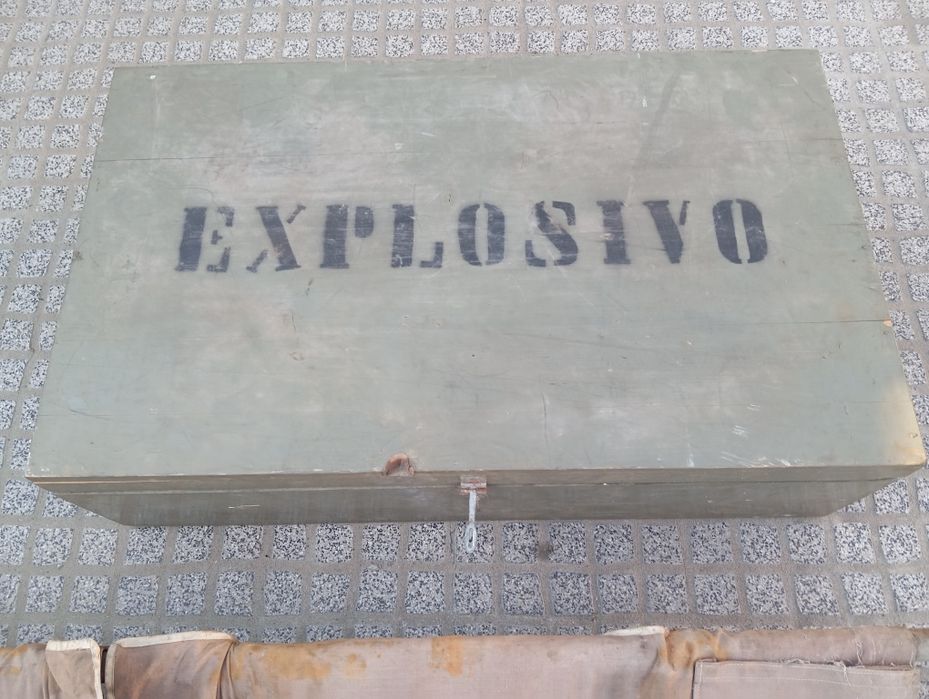 Maca do exercito antiga e caixa explosivos