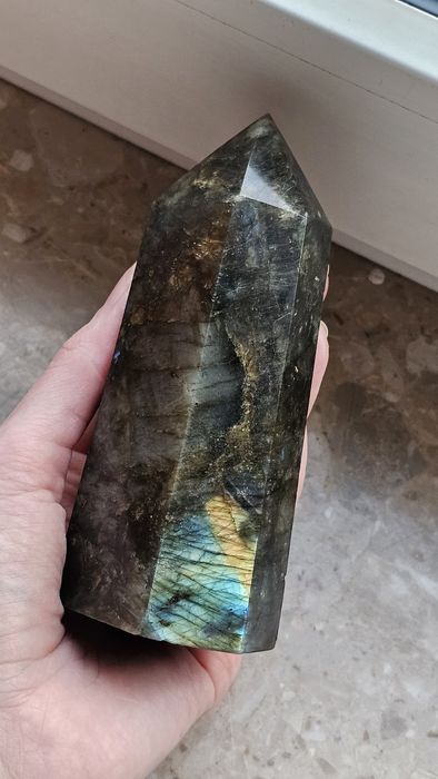 Labradoryt obelisk 430 g do dekoracji wnętrza