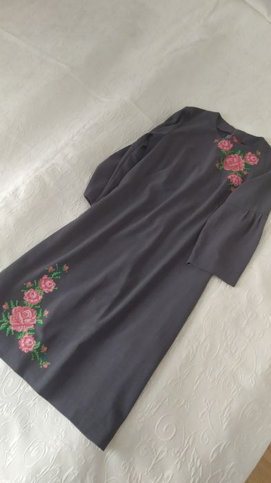 Сукня з вишивкою